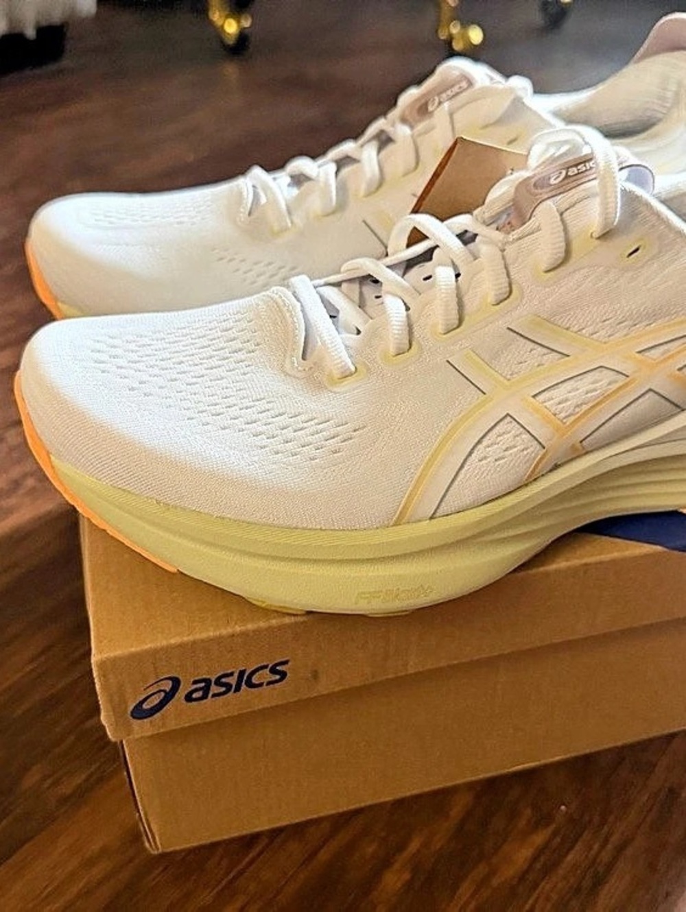 ASICS GEL-KAYANO 32 Women's White & Yellow US 10.5